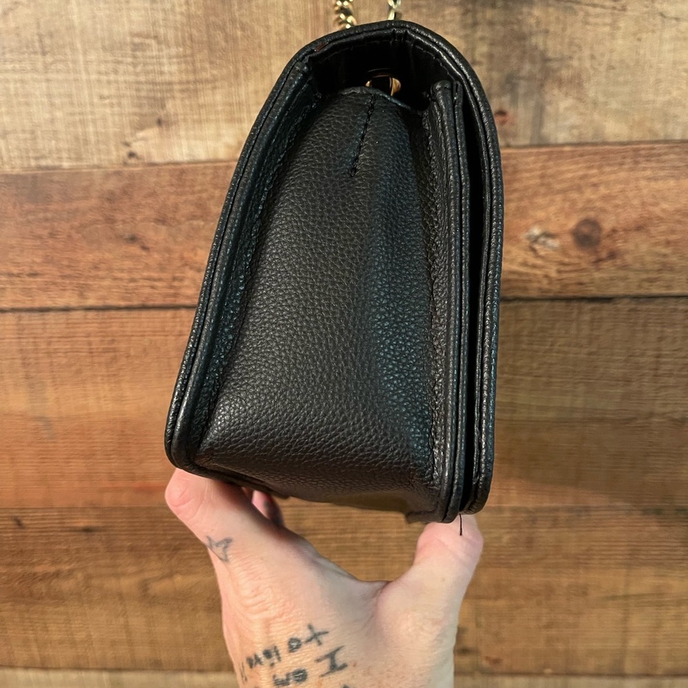 🔥 SOLD🔥Black and Gold quilted shoulder bag - Picture 5 of 10